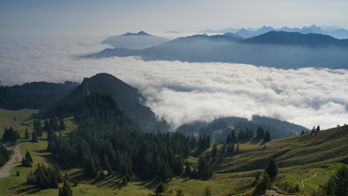 Region Franken: Bergblick über die Wolken ins Tal