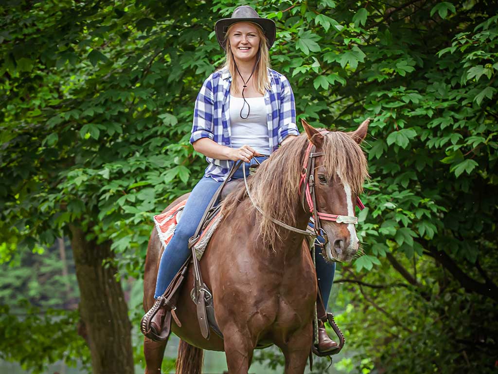 Stockborn Ranch: Reiterin auf Pferd